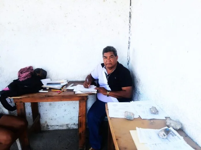 Armando Silva opera desde espacios improvisados y con mobiliario básico para organizar las rutas de distribución.