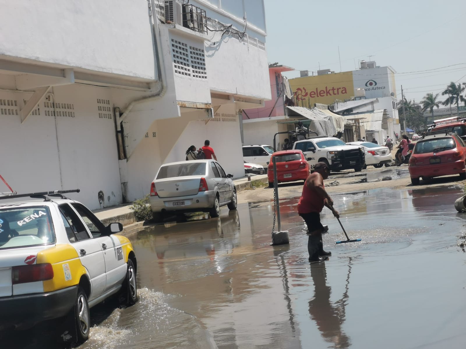 Acapulco: Fuga de aguas negras obliga al desalojo del Instituto Emiliano Zapata
