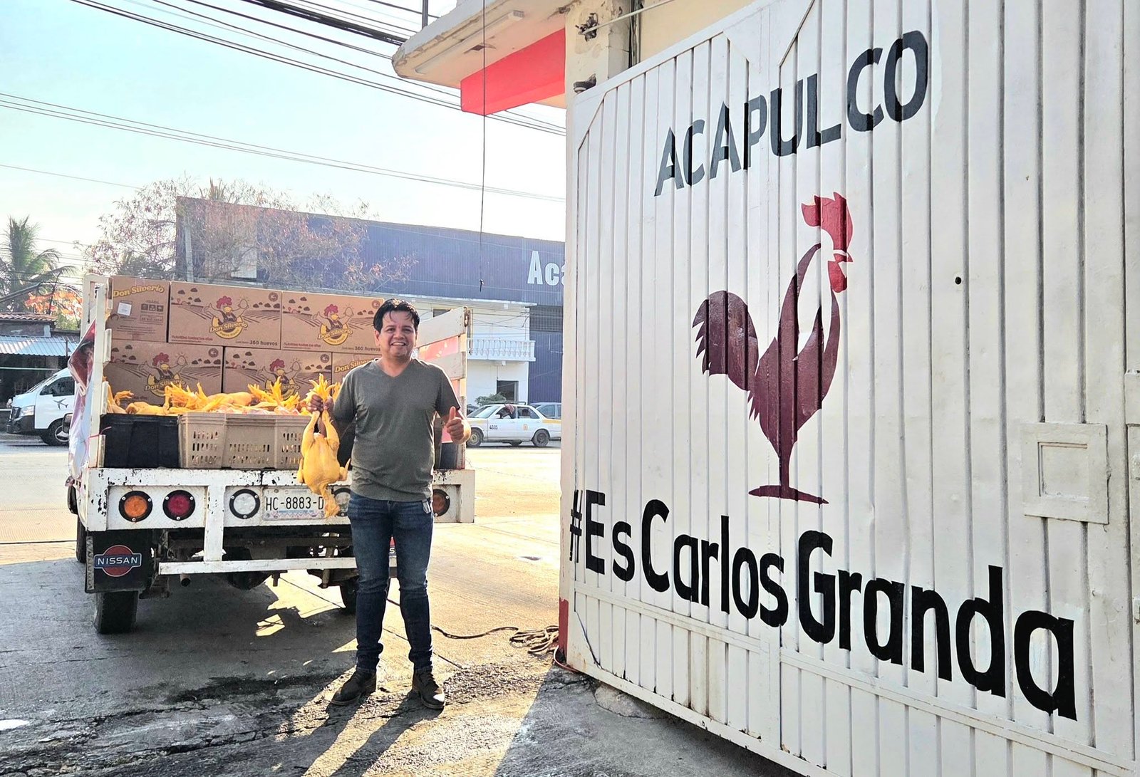 Carlos Granda y la regidora Verónica Granda llevan pollo y huevo a bajo costo a familias de Acapulco a través del programa "Carlos Granda Piensa en Ti".