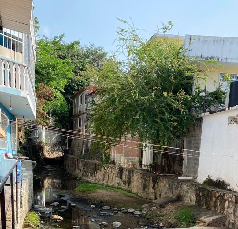 Fermín Alvarado advierte sobre el riesgo de tragedia en el río El Camarón ante el inicio de lluvias. Urge intervención municipal por socavones y fallas en CAPAMA.