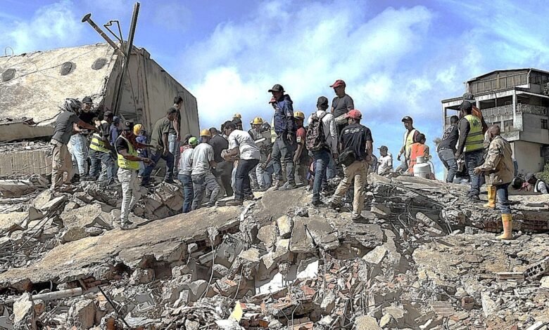 rescatistas tras el terremoto en Venezuela