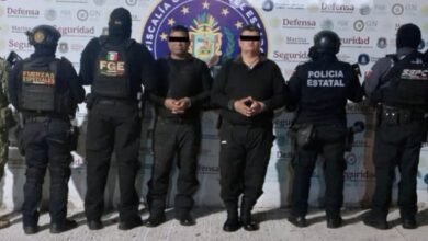 Dos policías de Acapulco fueron detenidos por su presunta responsabilidad en un homicidio; una patrulla oficial estaría vinculada al caso.