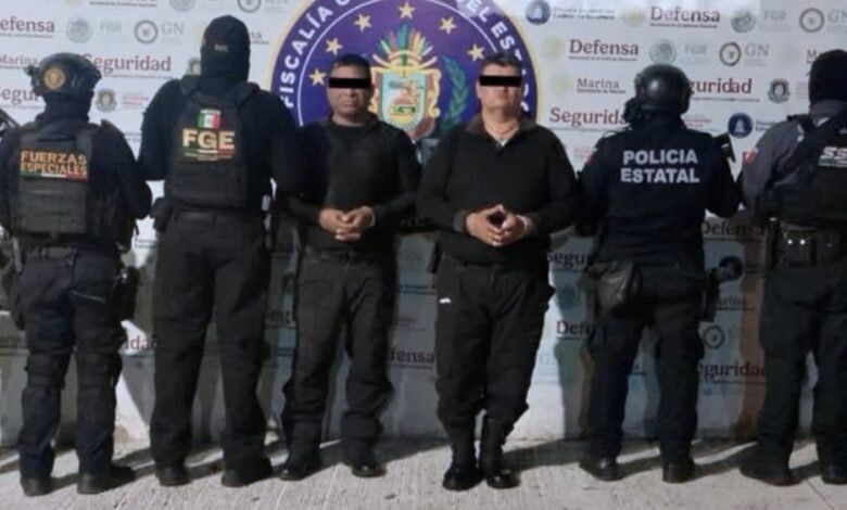 Dos policías de Acapulco fueron detenidos por su presunta responsabilidad en un homicidio; una patrulla oficial estaría vinculada al caso.