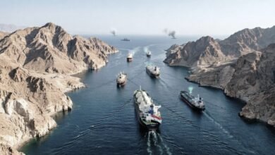 Irán concede permisos excepcionales a buques de Irak para navegar por el estrecho de Ormuz, mientras el tráfico global de crudo sigue restringido y el Brent supera los 90 dólares.