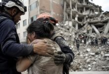 Diana Troncoso, fue rescatada viva de los escombros en Cali tras el sismo de 7.4. Aún buscan a más de 20 atrapados; 86 ya fueron rescatados