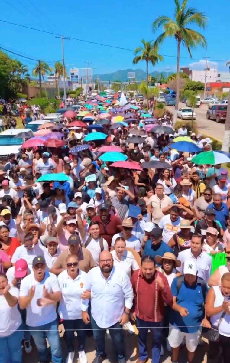 Ricardo Salinas encabeza multitudinaria marcha de apoyo a Claudia Sheinbaum en Acapulco