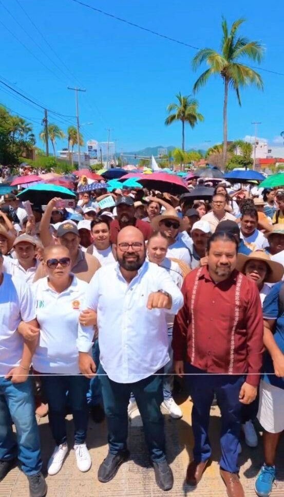 Ricardo Salinas encabeza multitudinaria marcha de apoyo a Claudia Sheinbaum en Acapulco