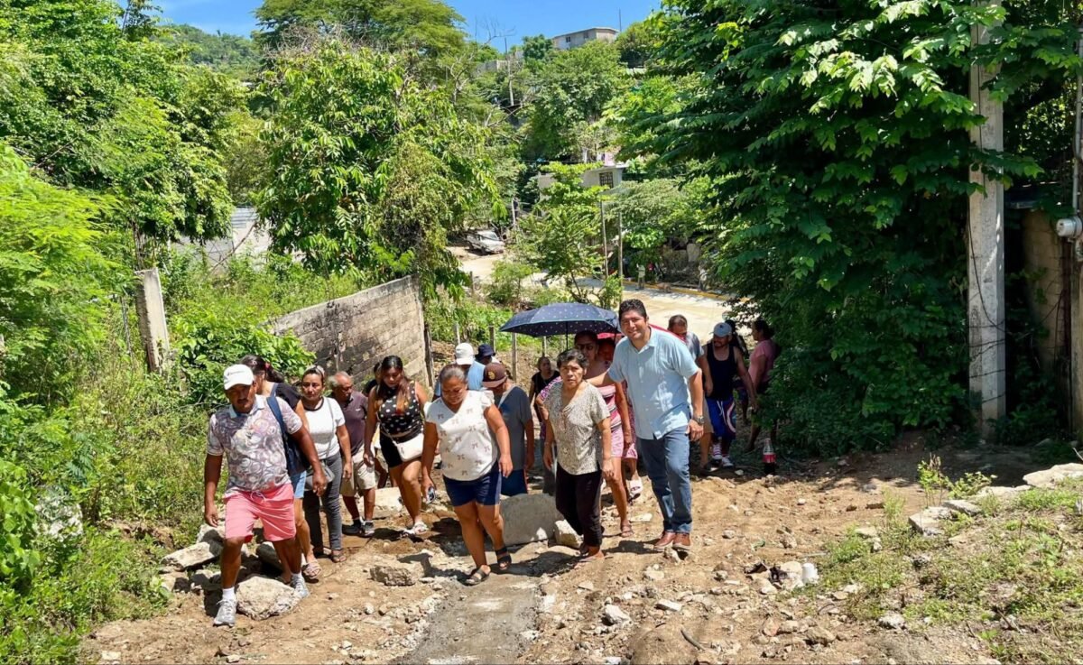 José Ángel Mejía encabeza recorrido y entrega apoyos en Acapulco